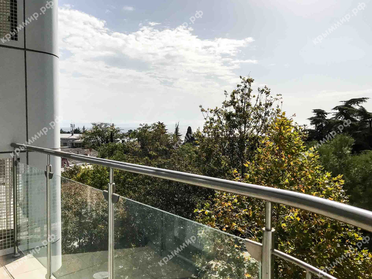 Двухкомнатная квартира в Ялте с балконом и видом на море