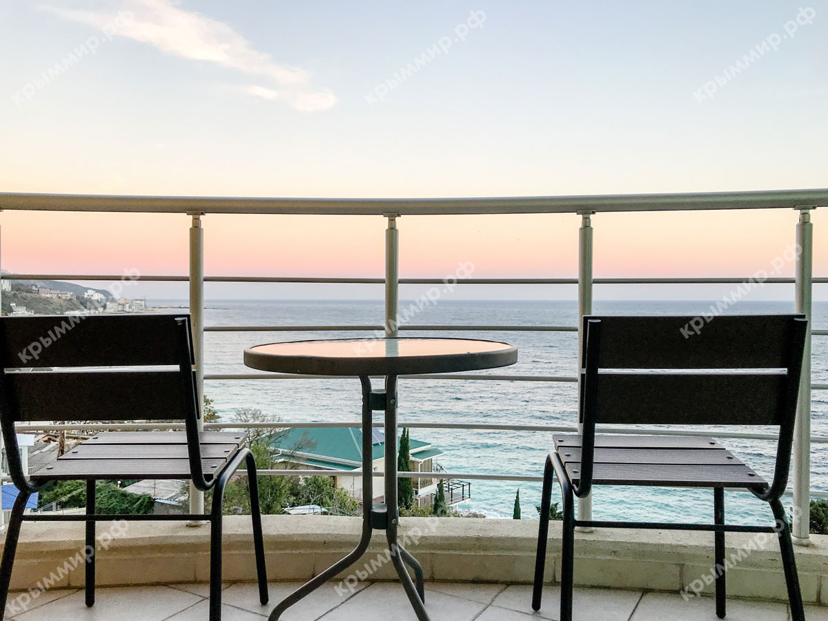 Двухкомнатная квартира с видом на море. Массандровский пляж