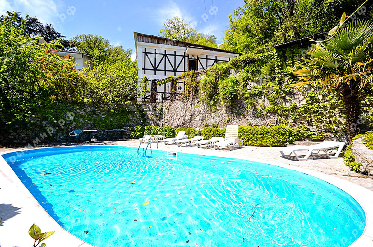 Дом с бассейном в Ливадии